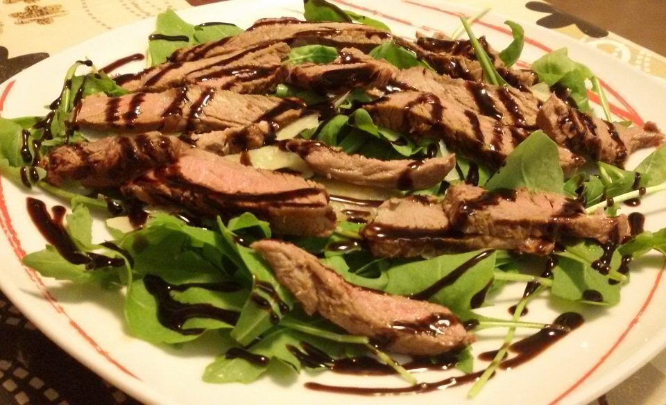 Tagliata di scottona con rucola, scaglie di parmigiano e glassa di aceto balsamico