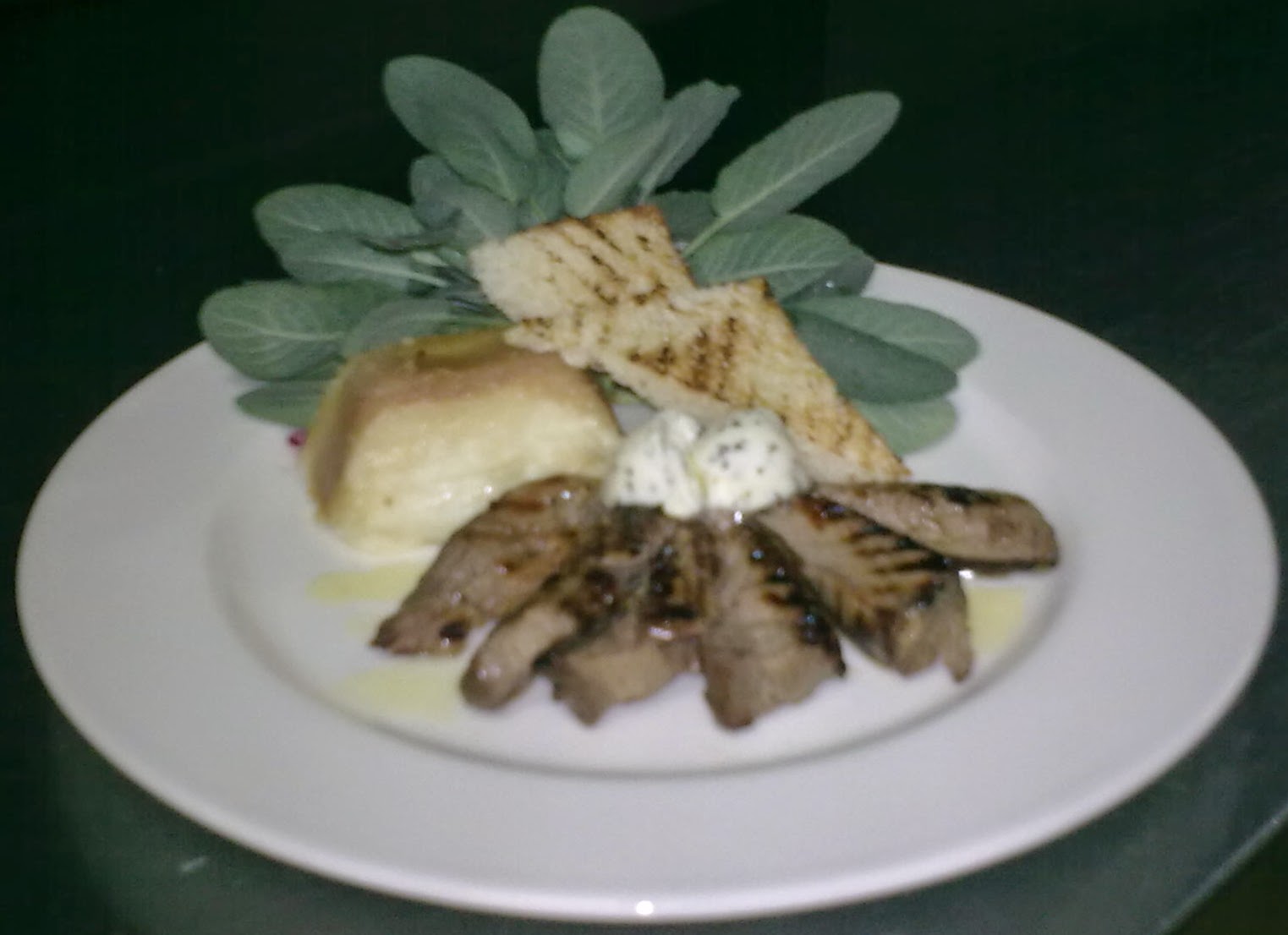Tagliata di vitella con tortino di purè foderato di speck