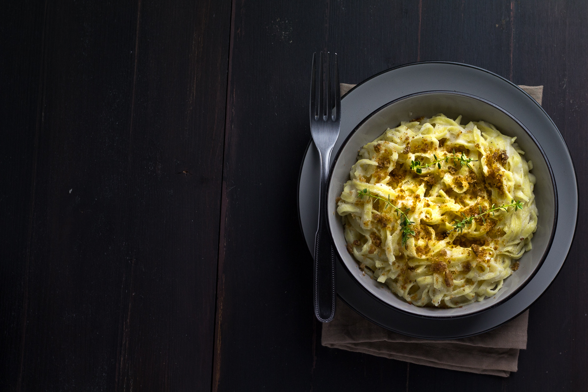 Tagliatelle aglio olio peperoncino, crema di cavolfiori e pane alle acciughe
