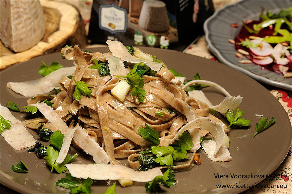 Tagliatelle ai 5 cereali con erbe aromatiche e sayve