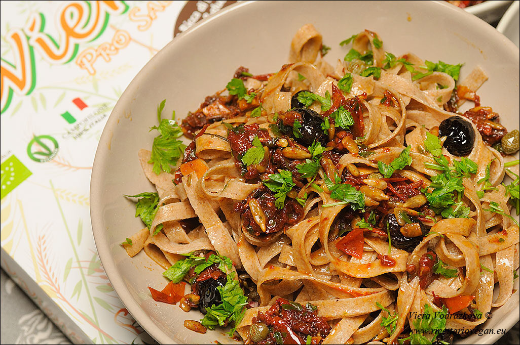 Tagliatelle ai 5 cereali con olive e pomodori secchi