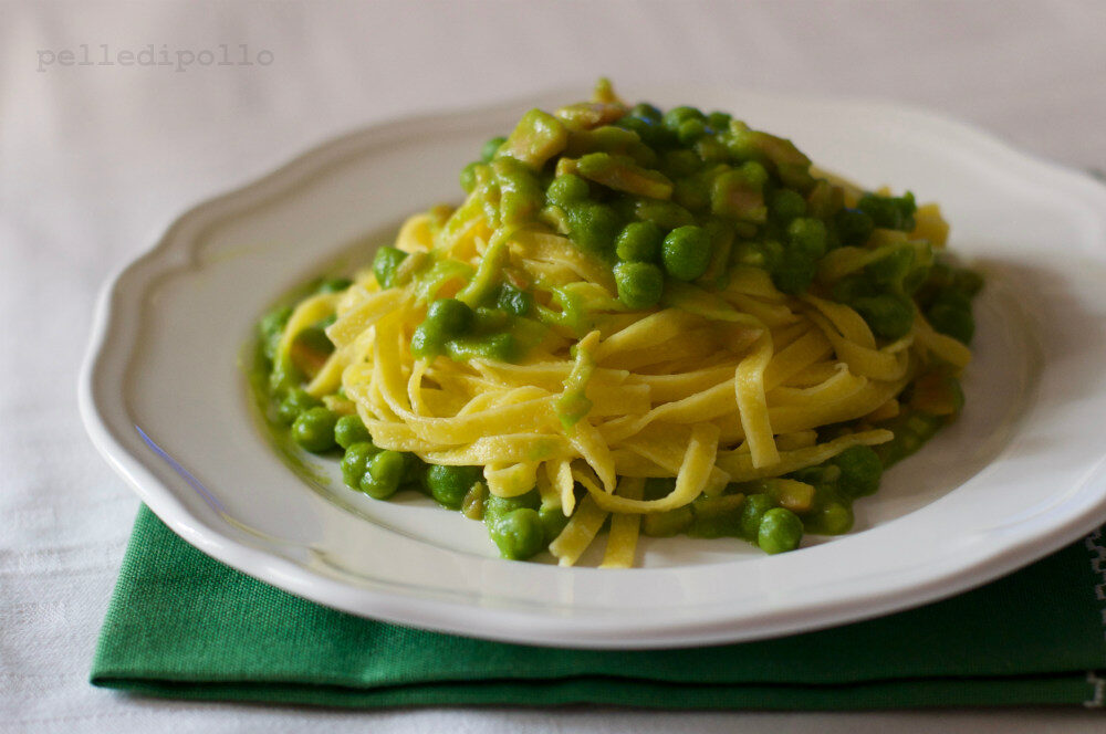 Tagliatelle ai piselli e salmone affumicato