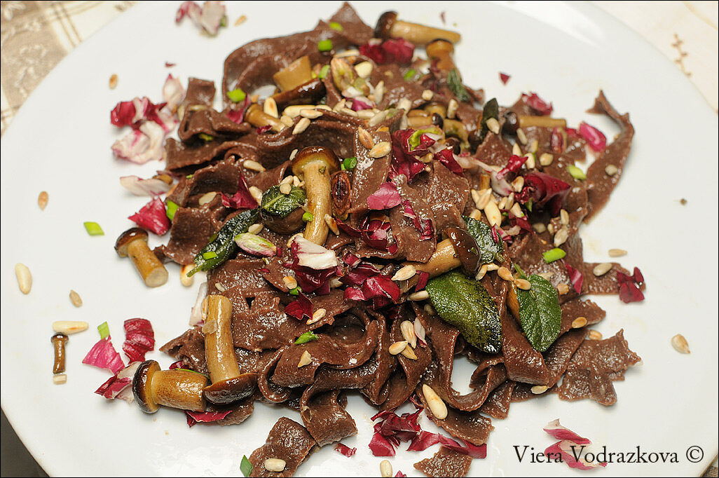 Tagliatelle al cacao con funghi pioppini