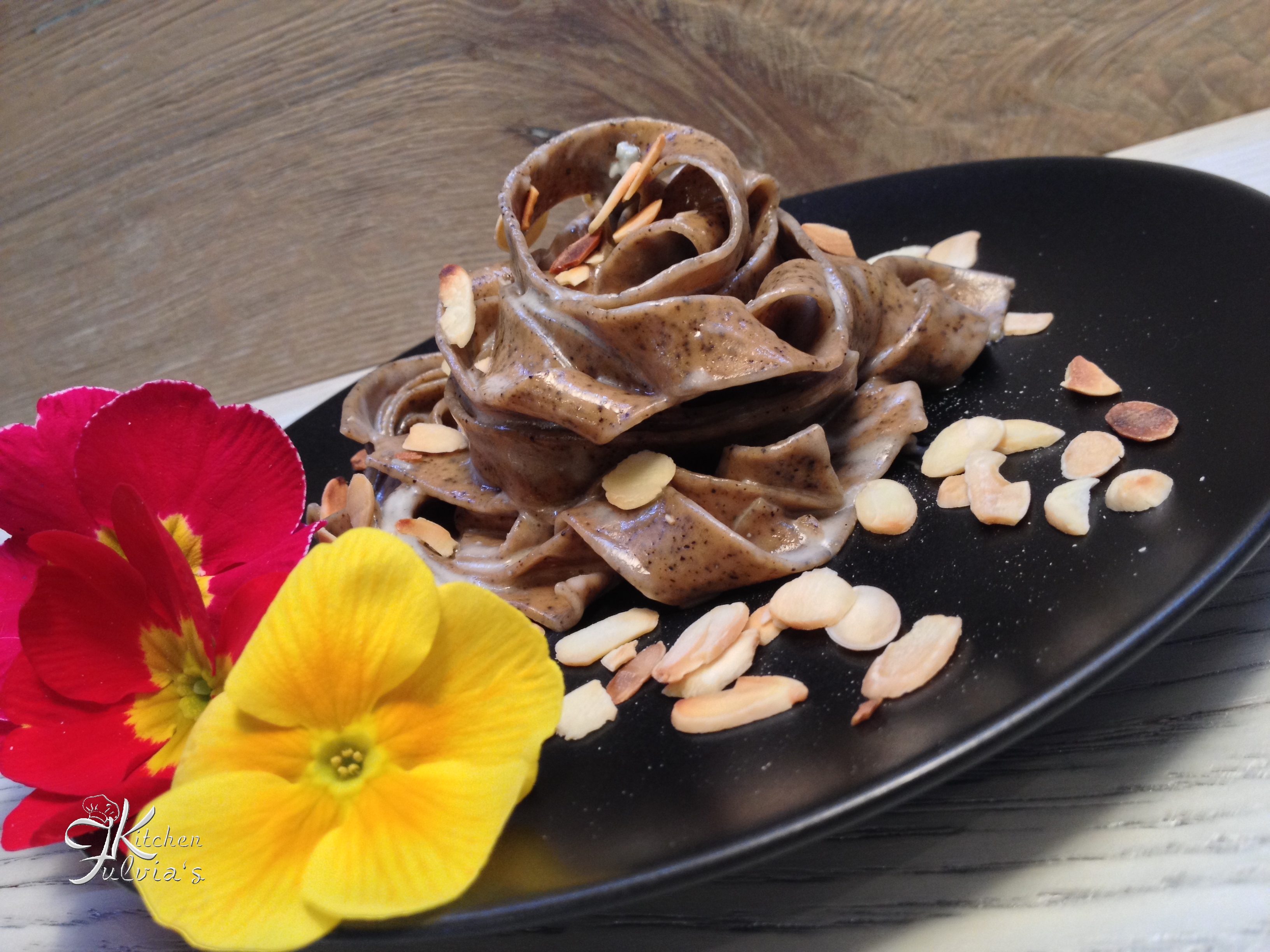 Tagliatelle al caffè con gorgonzola, mascarpone e mandorle tostate – waffee