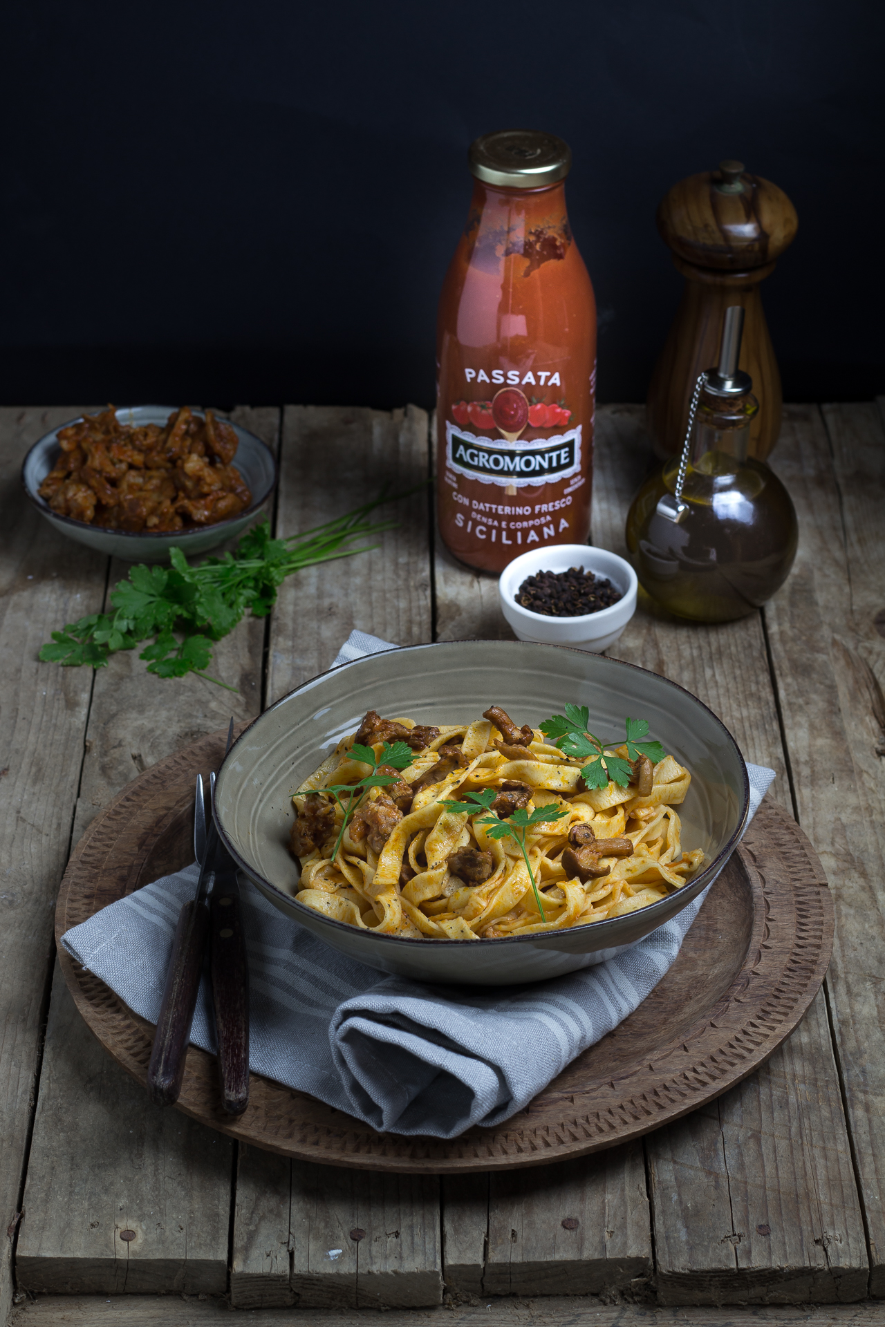 Tagliatelle al farro con finferli e salsiccia