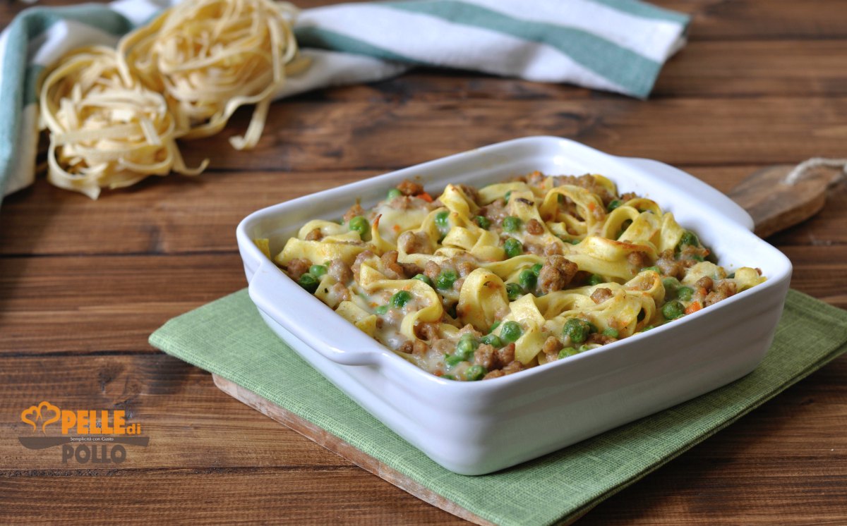 Tagliatelle al forno con ragù bianco e piselli