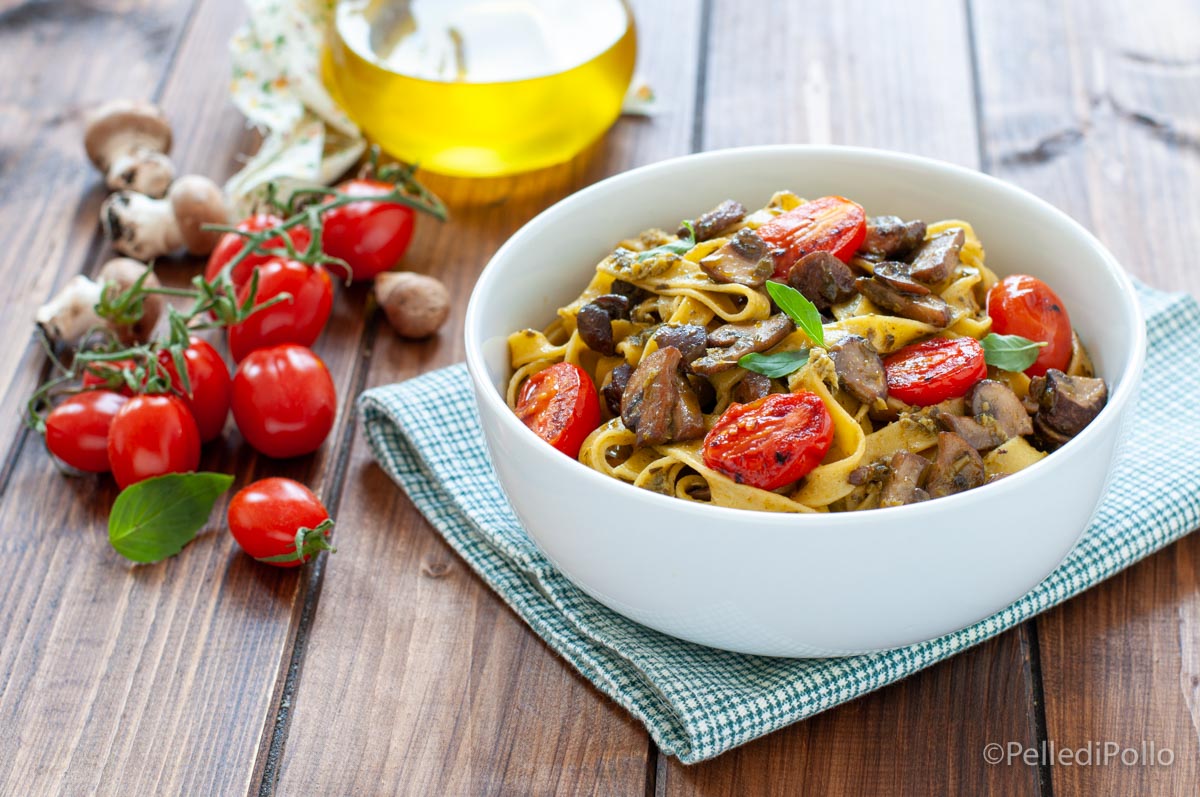 Tagliatelle al pesto con funghi e pomodorini