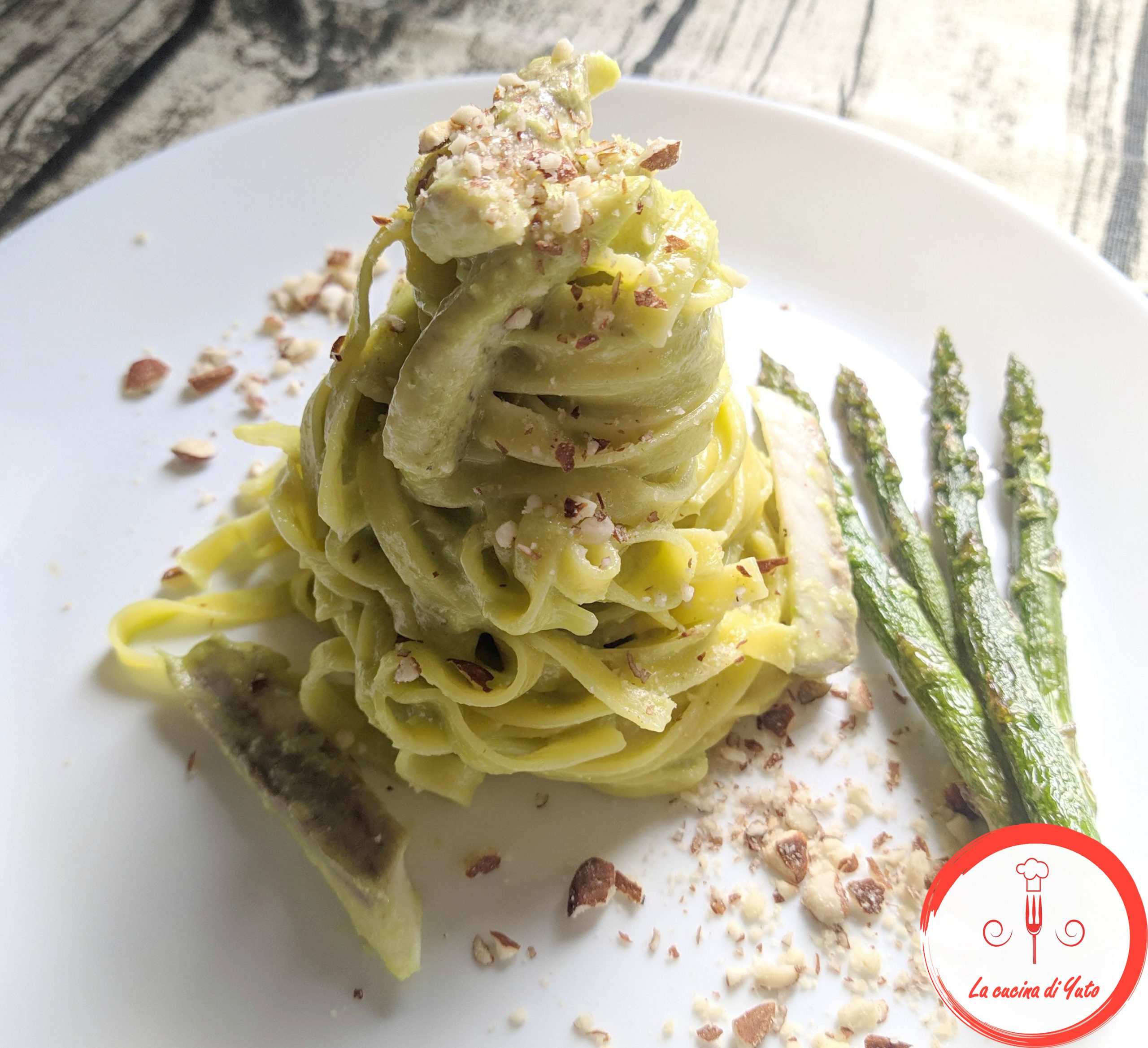 Tagliatelle al pesto di asparagi con branzino
