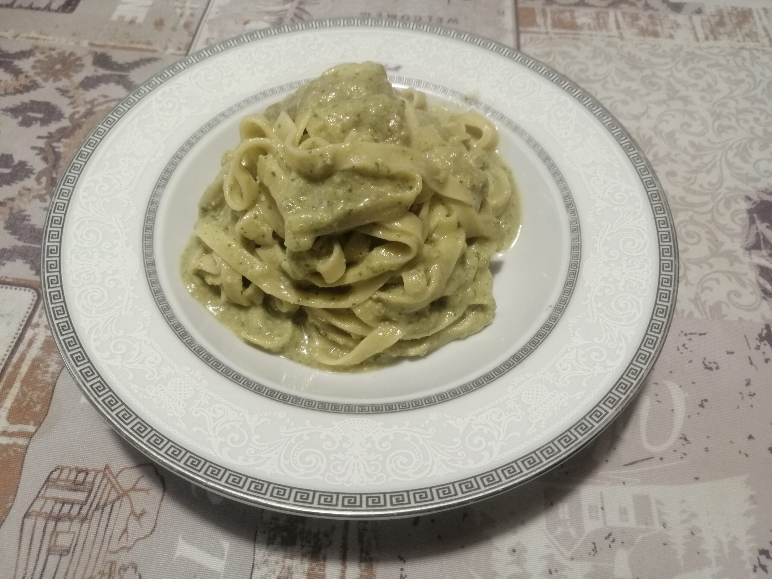 Tagliatelle al pesto di avocado