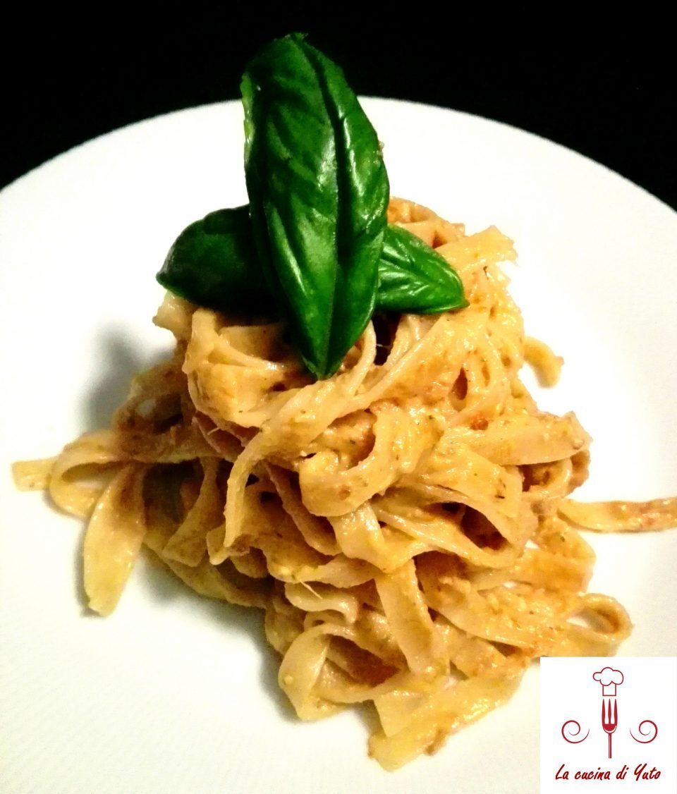 Tagliatelle al pesto di pomodori secchi, mandorle e carciofi