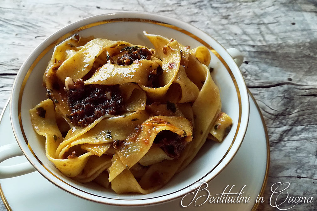Tagliatelle al pesto di pomodorini e basilico