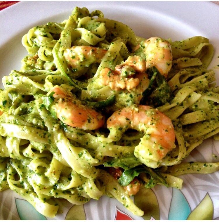Tagliatelle al pesto di rucola, gamberi e pinoli – ricetta