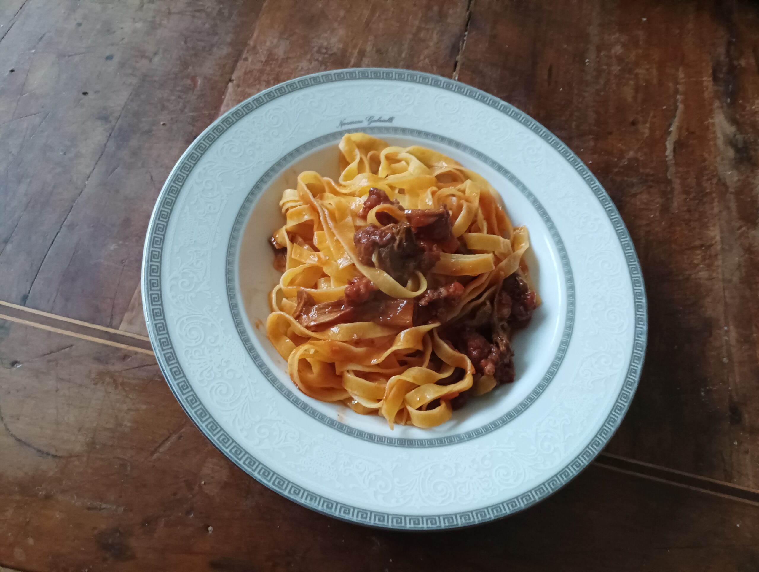 Tagliatelle al ragù di carne e funghi porcini