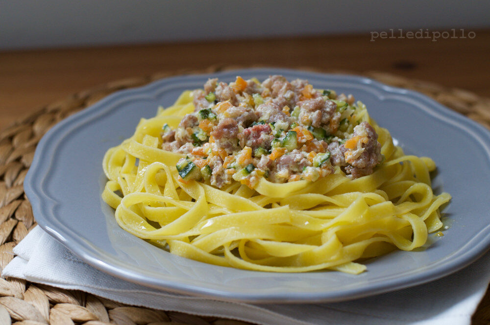Tagliatelle al ragù di salsiccia e verdure