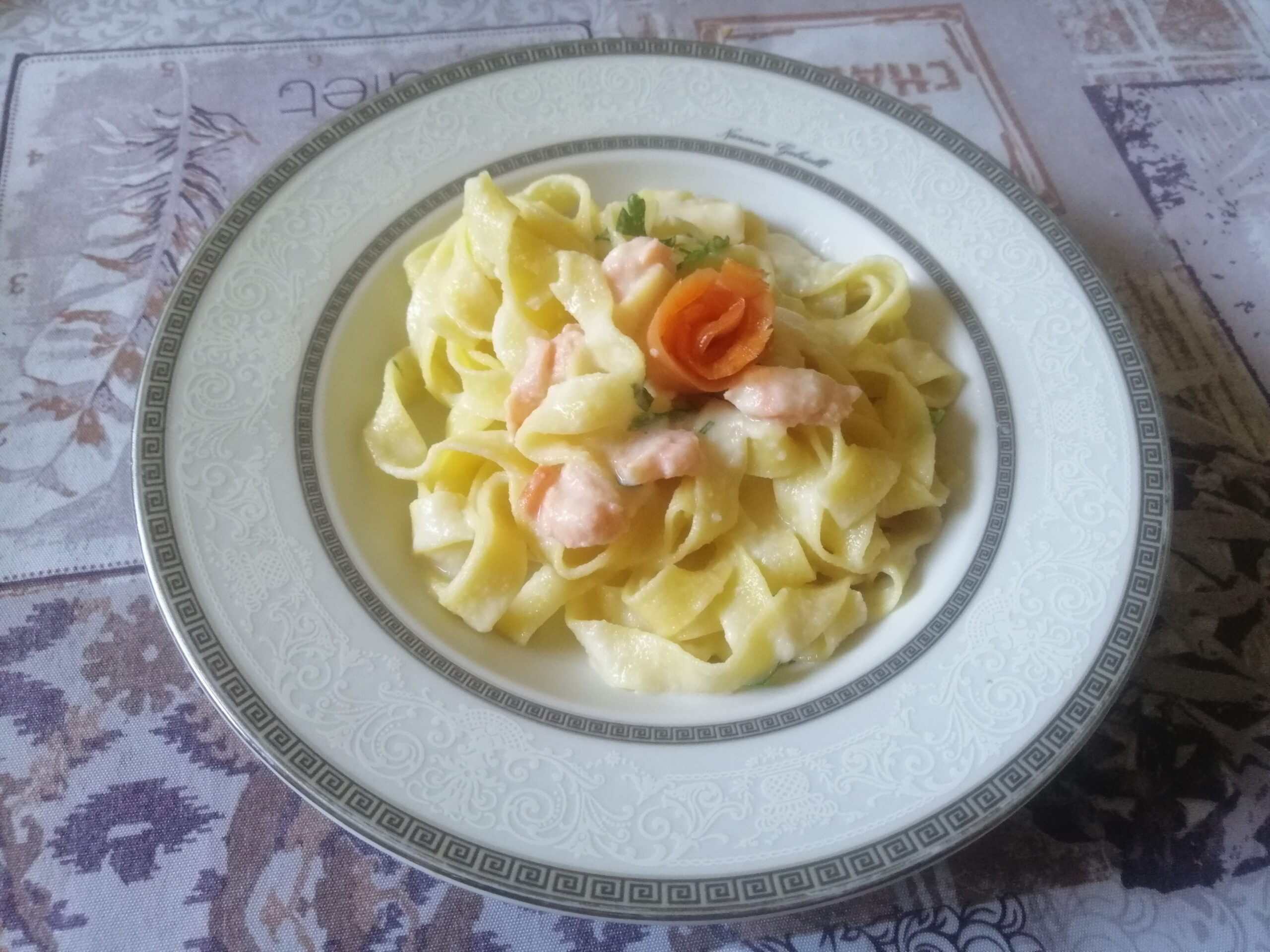 Tagliatelle al salmone affumicato e crema di parmigiano