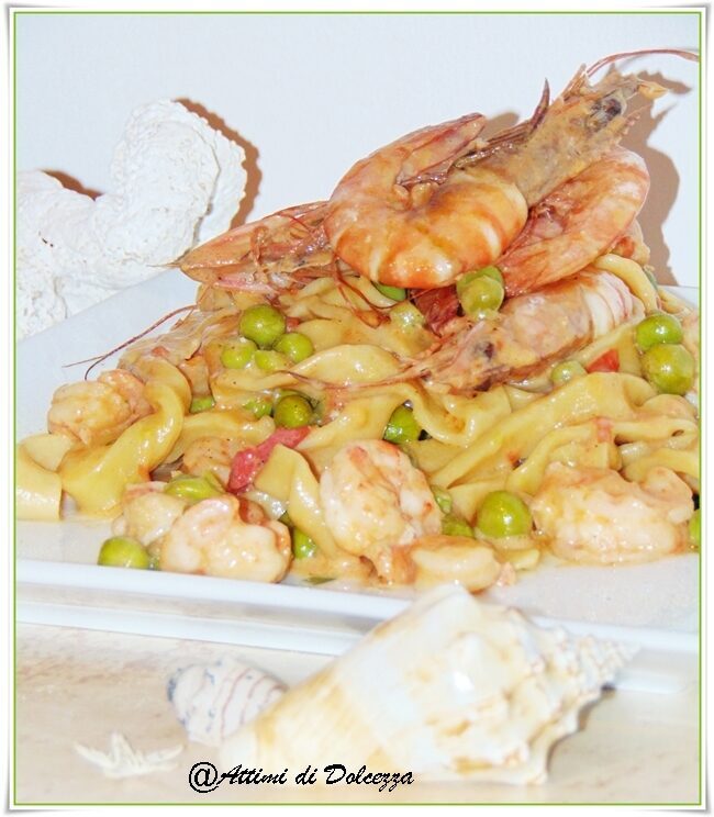 Tagliatelle al sugo di gamberi e piselli