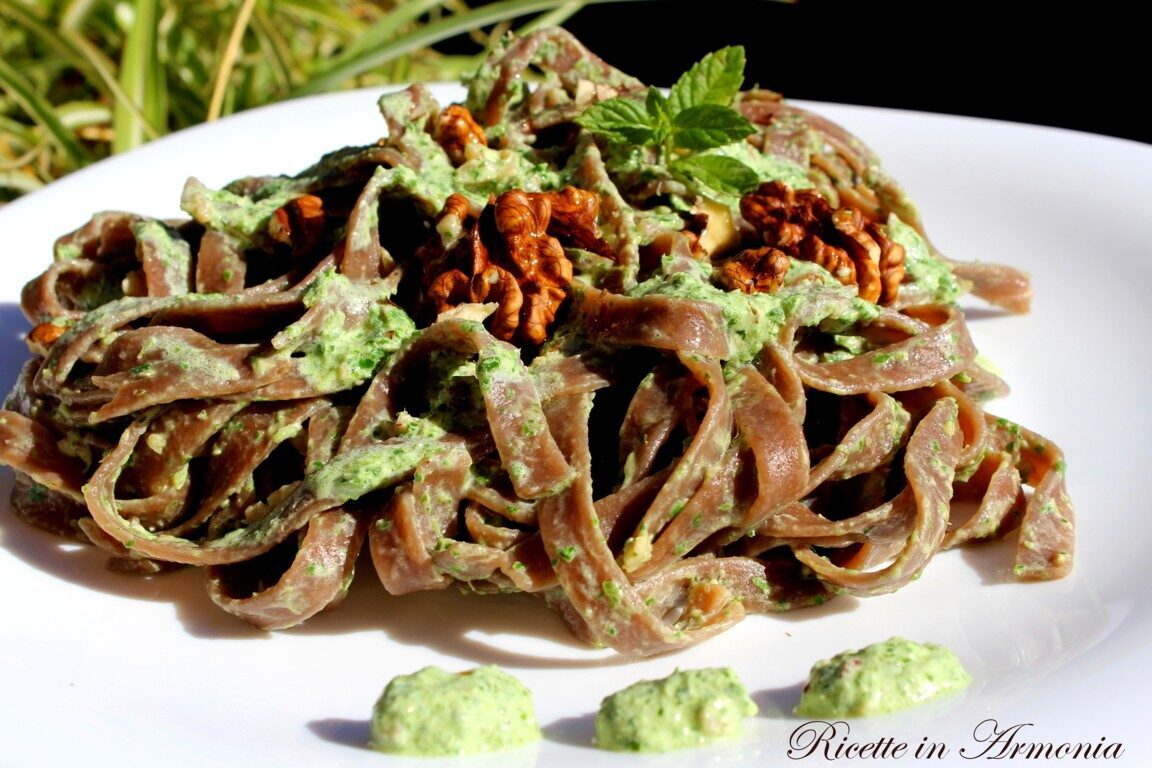 Tagliatelle alla Carruba con crema di rucola e noci