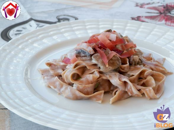 Tagliatelle alla farina di castagne con funghi e speck