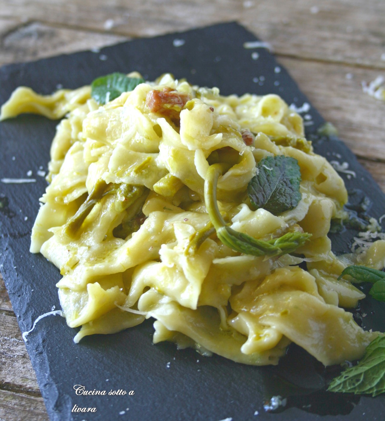 Tagliatelle alla menta e mix di  pepe , condite con crema di asparagi prosciutto e pecorino