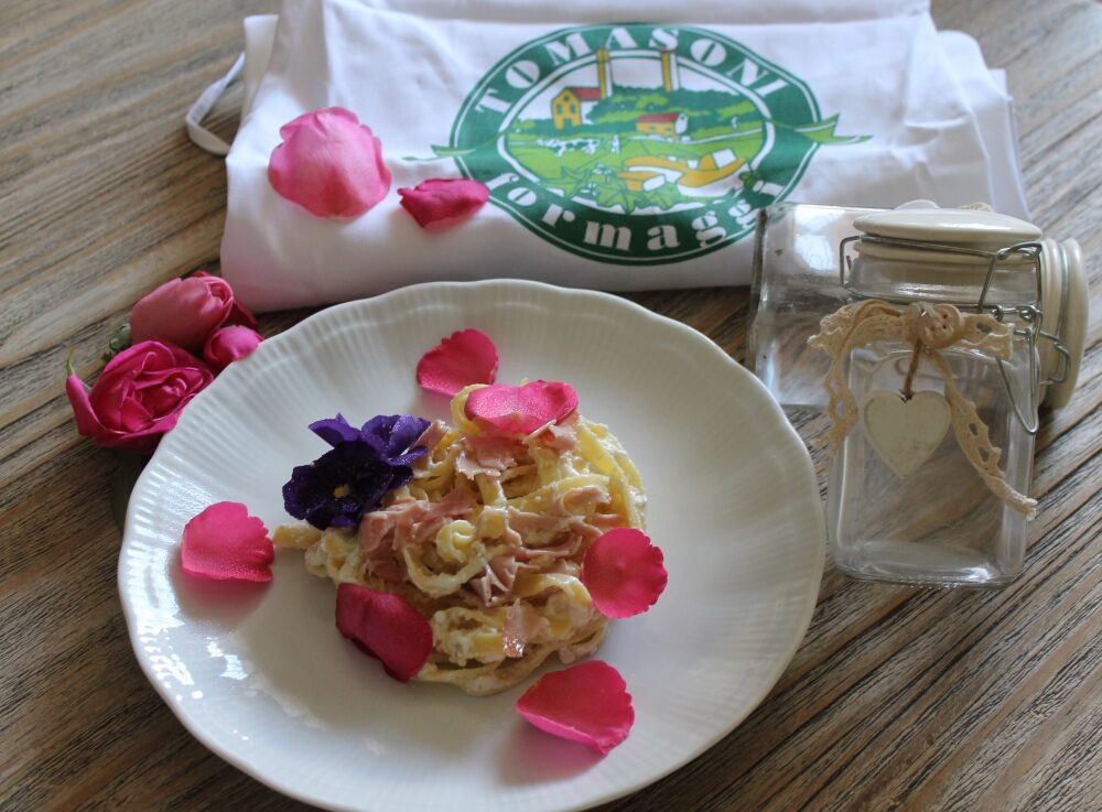 Tagliatelle alla ricotta con petali di rosa e viole