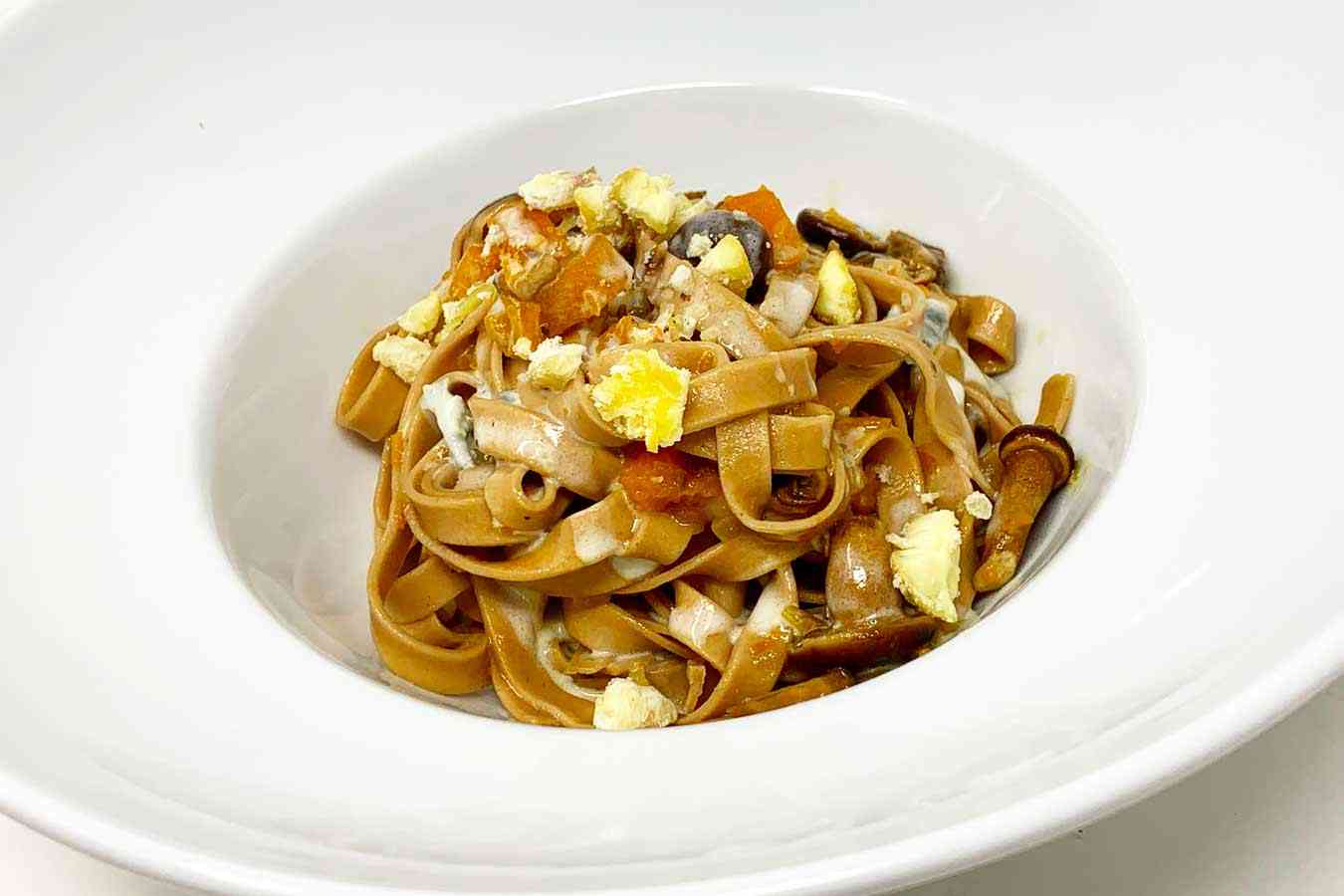 Tagliatelle alle castagne, zucca, funghi e gorgonzola