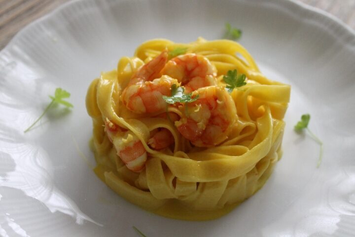 Tagliatelle allo zafferano con mazzancolle allo champagne