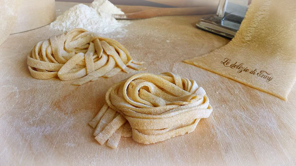 tagliatelle all'uovo fatte in casa - ricetta facile e veloce