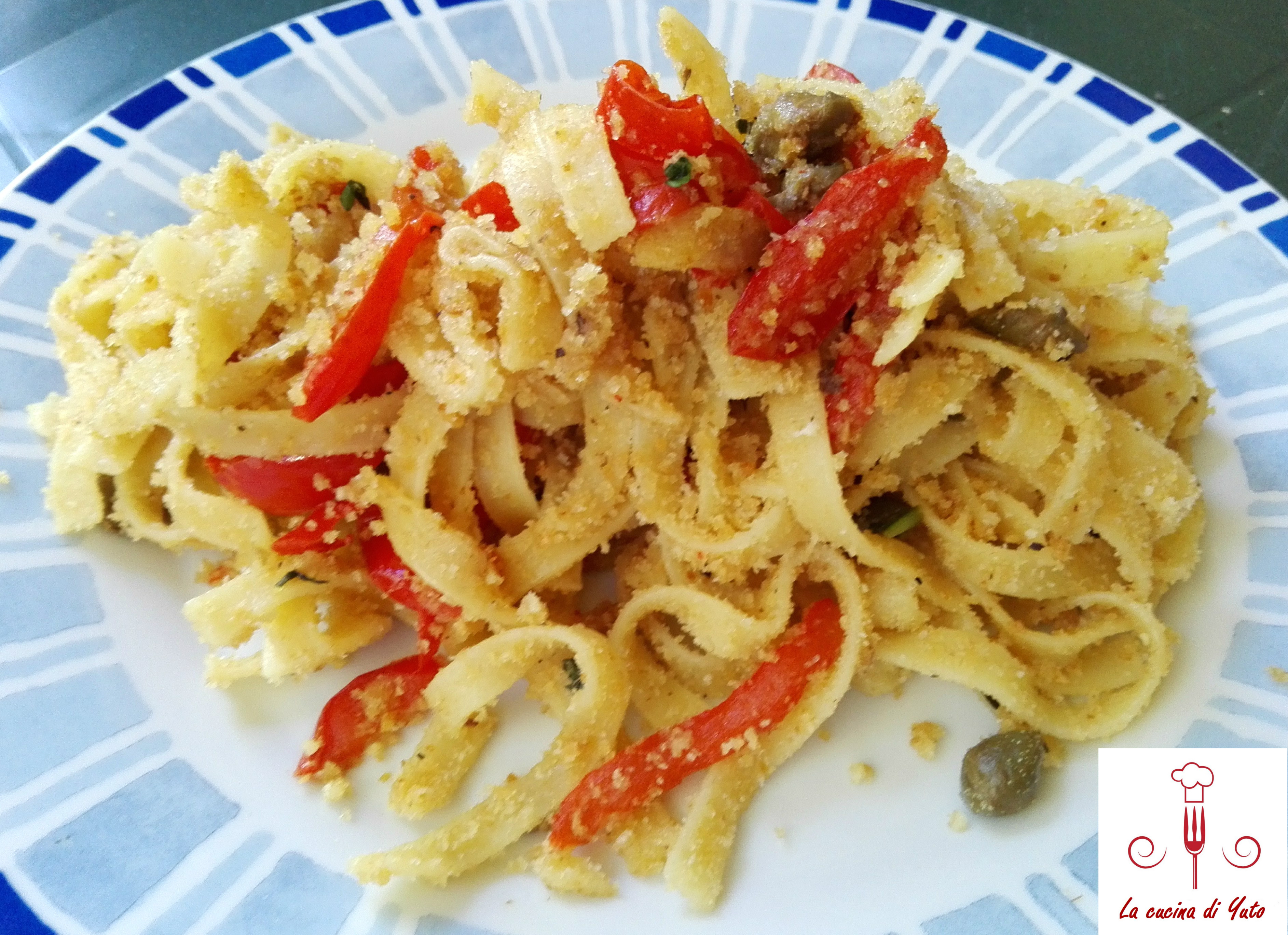 Tagliatelle aromatizzate con peperoni e alici