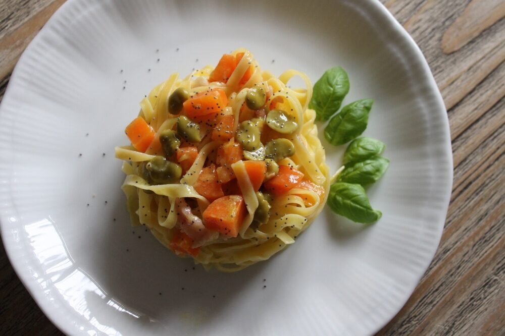 tagliatelle carote, porri, guanciale, fave e crema di pecorino
