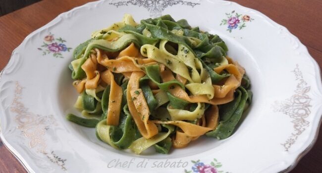 Tagliatelle colorate con pesto agli aromi