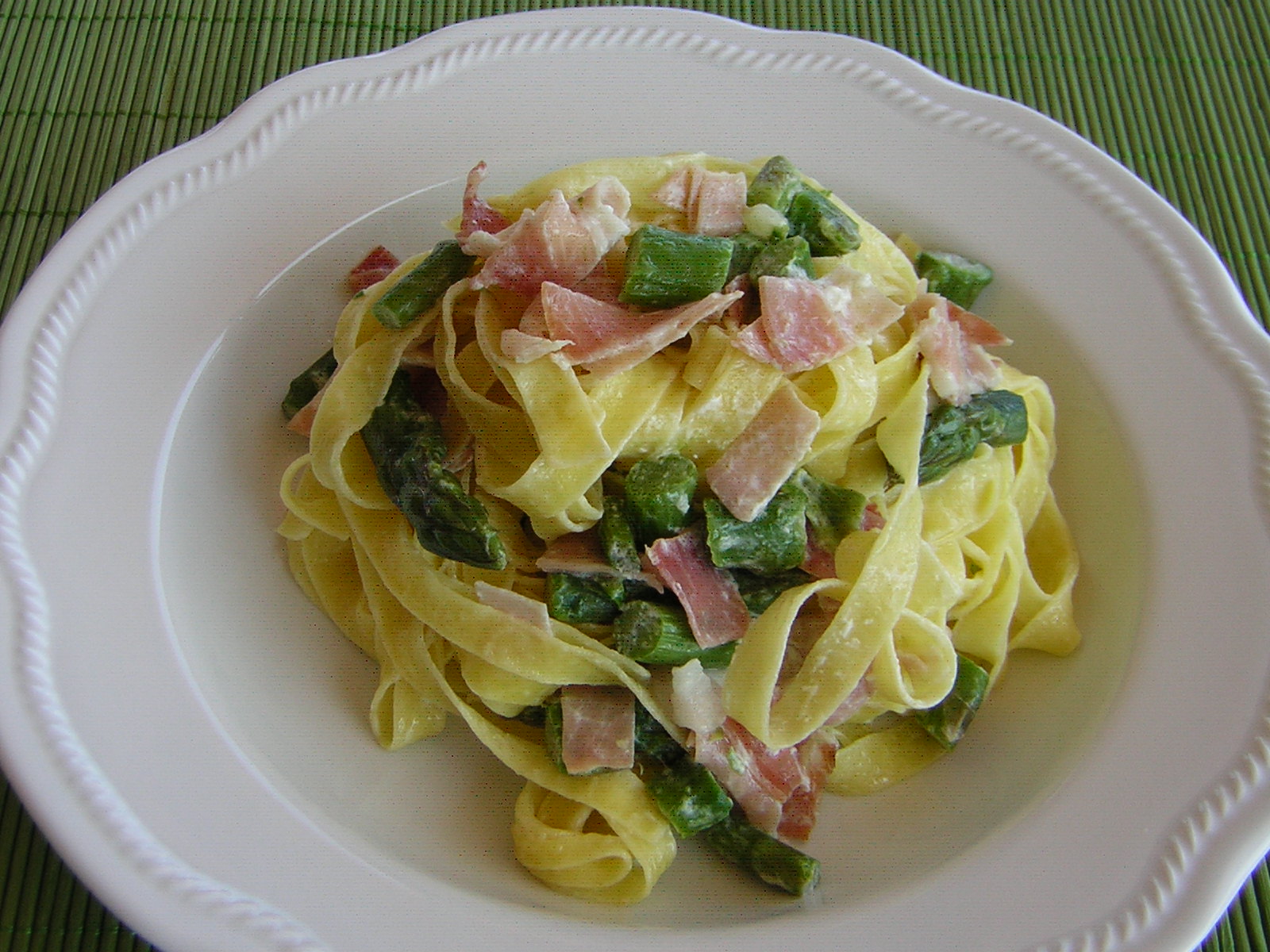 Tagliatelle con asparagi e speck