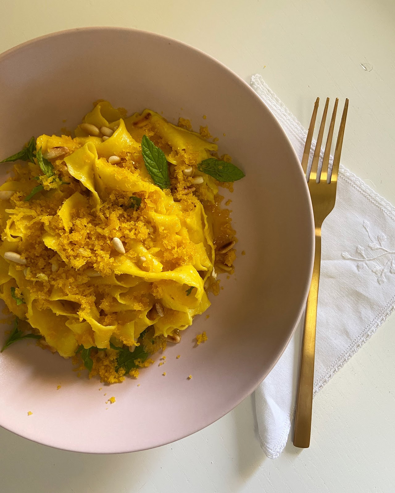 Tagliatelle con bottarga, limone, menta, pinoli e burro allo zafferano