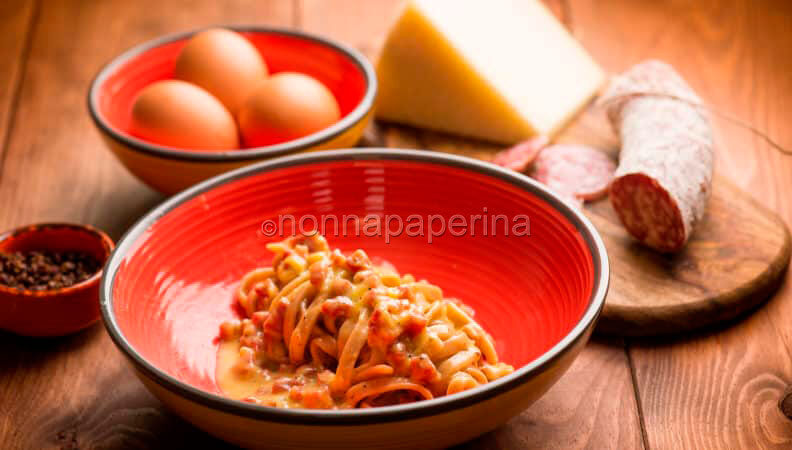 Tagliatelle con cacciatorino croccante, piatto rustico