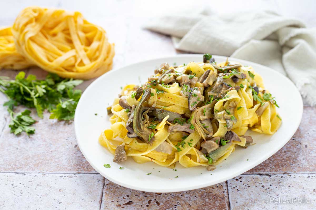 Tagliatelle con carciofi e funghi