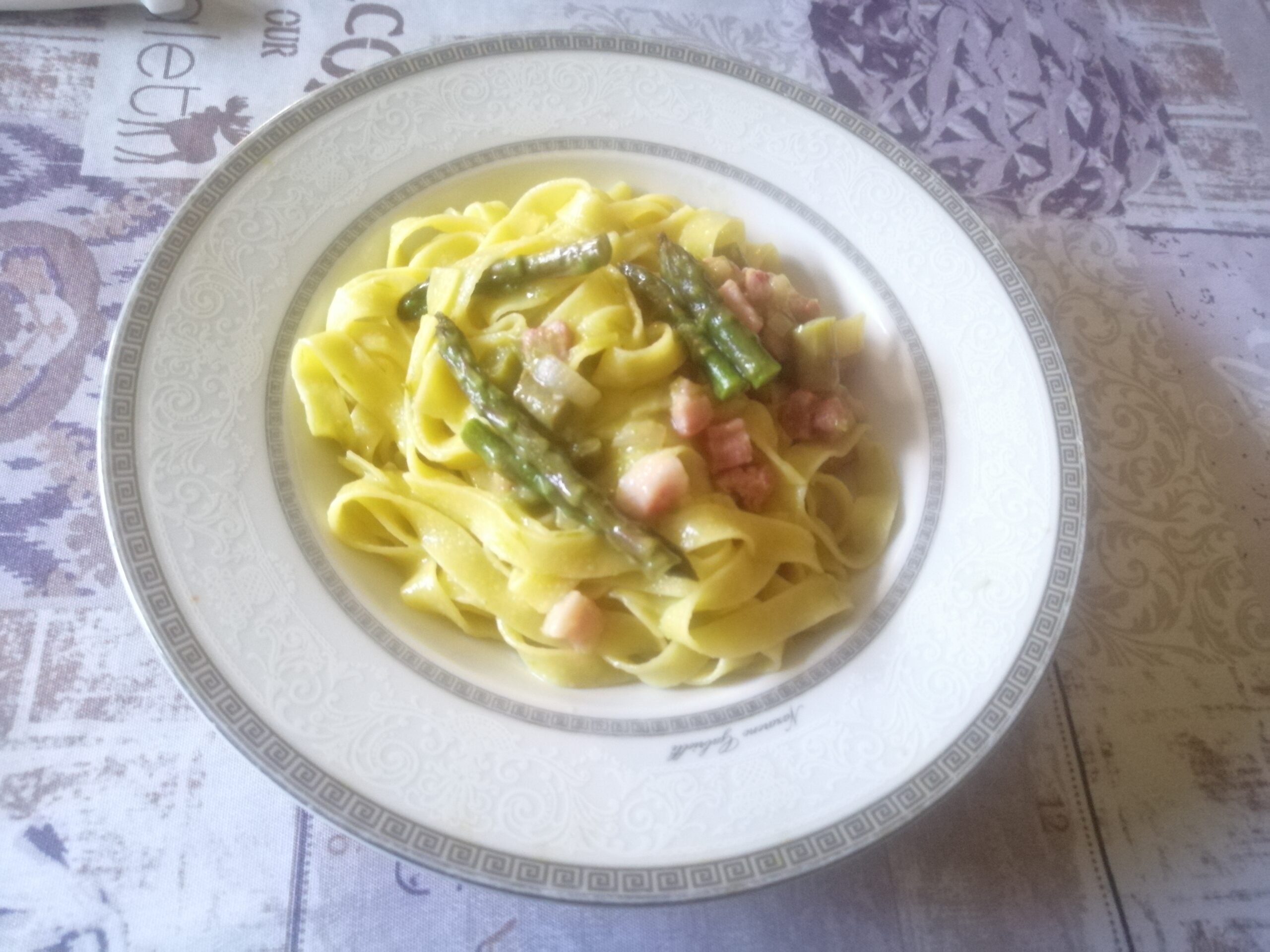 Tagliatelle con crema di asparagi e pancetta