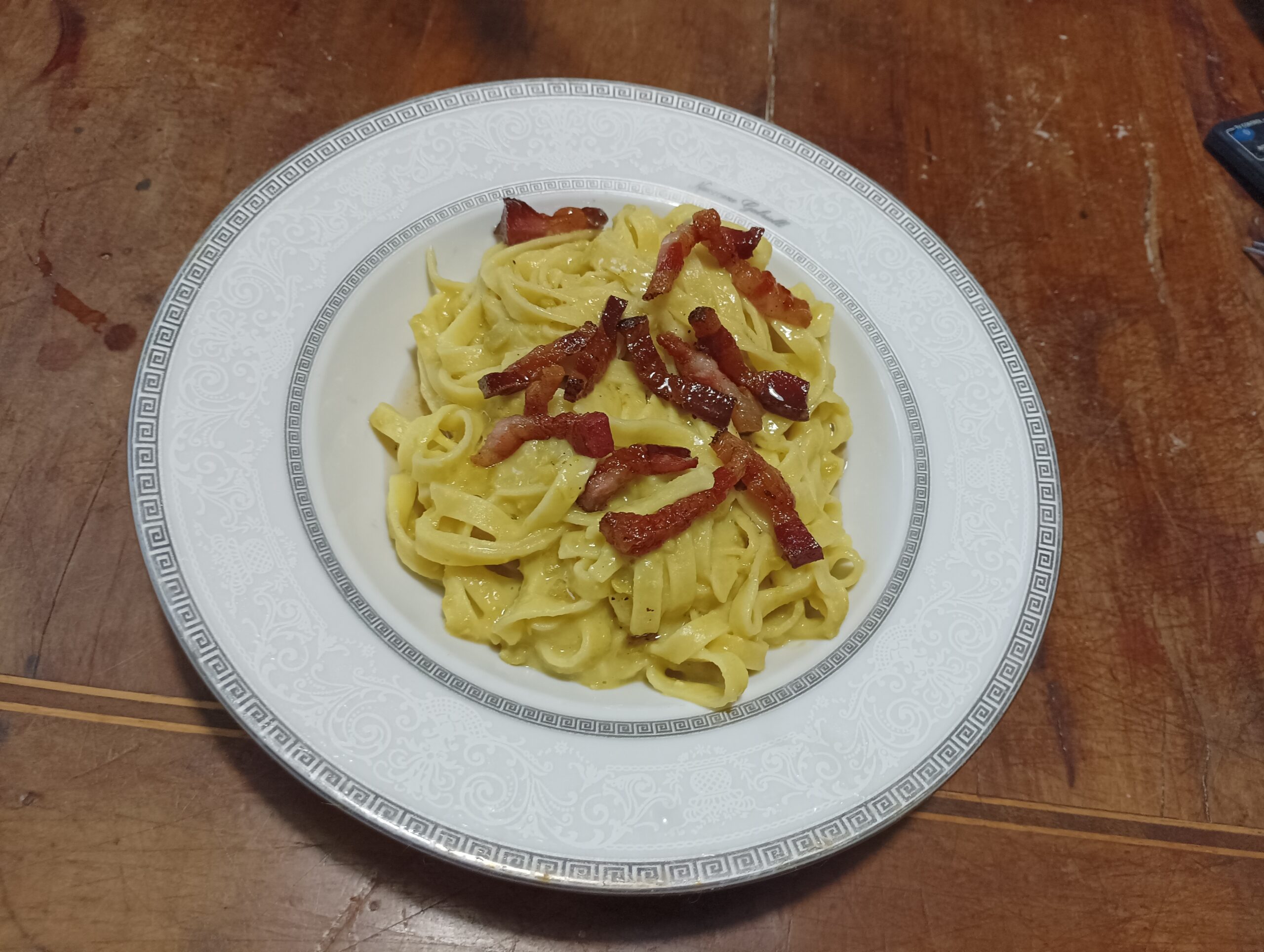 Tagliatelle con crema di piselli e guanciale
