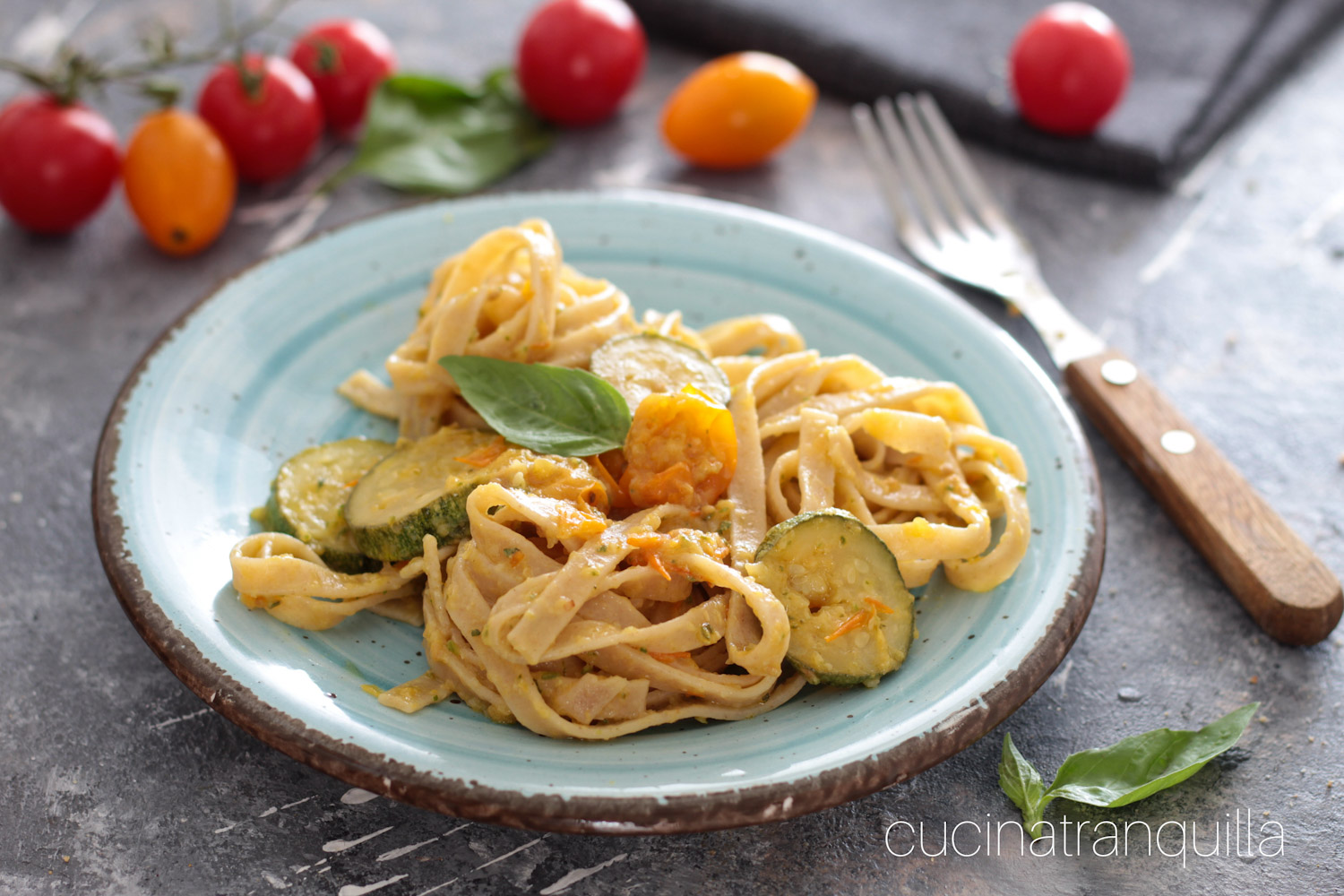 Tagliatelle con crema di pomodorini e zucchine