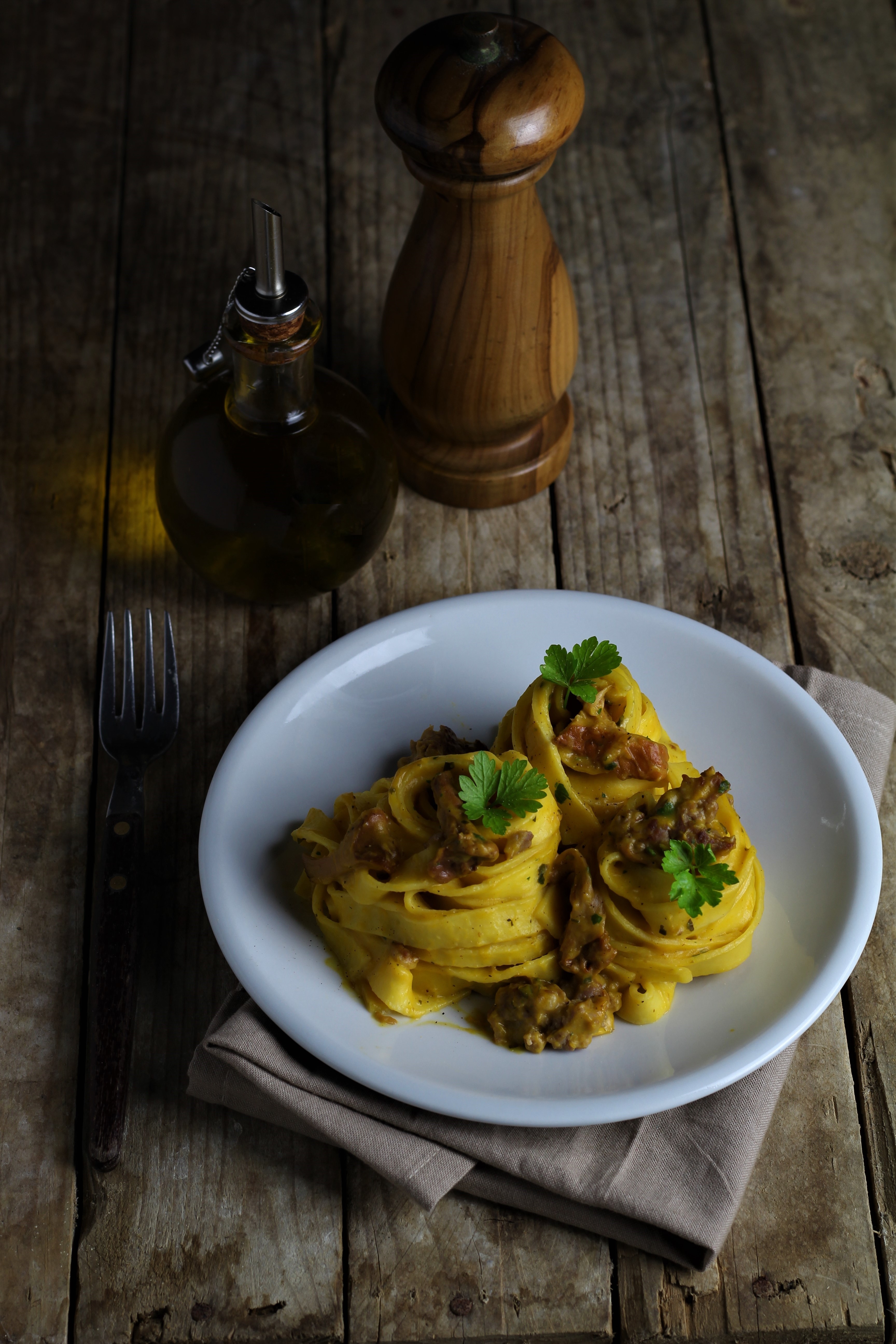 Tagliatelle con crema di zucca, salsiccia e finferli