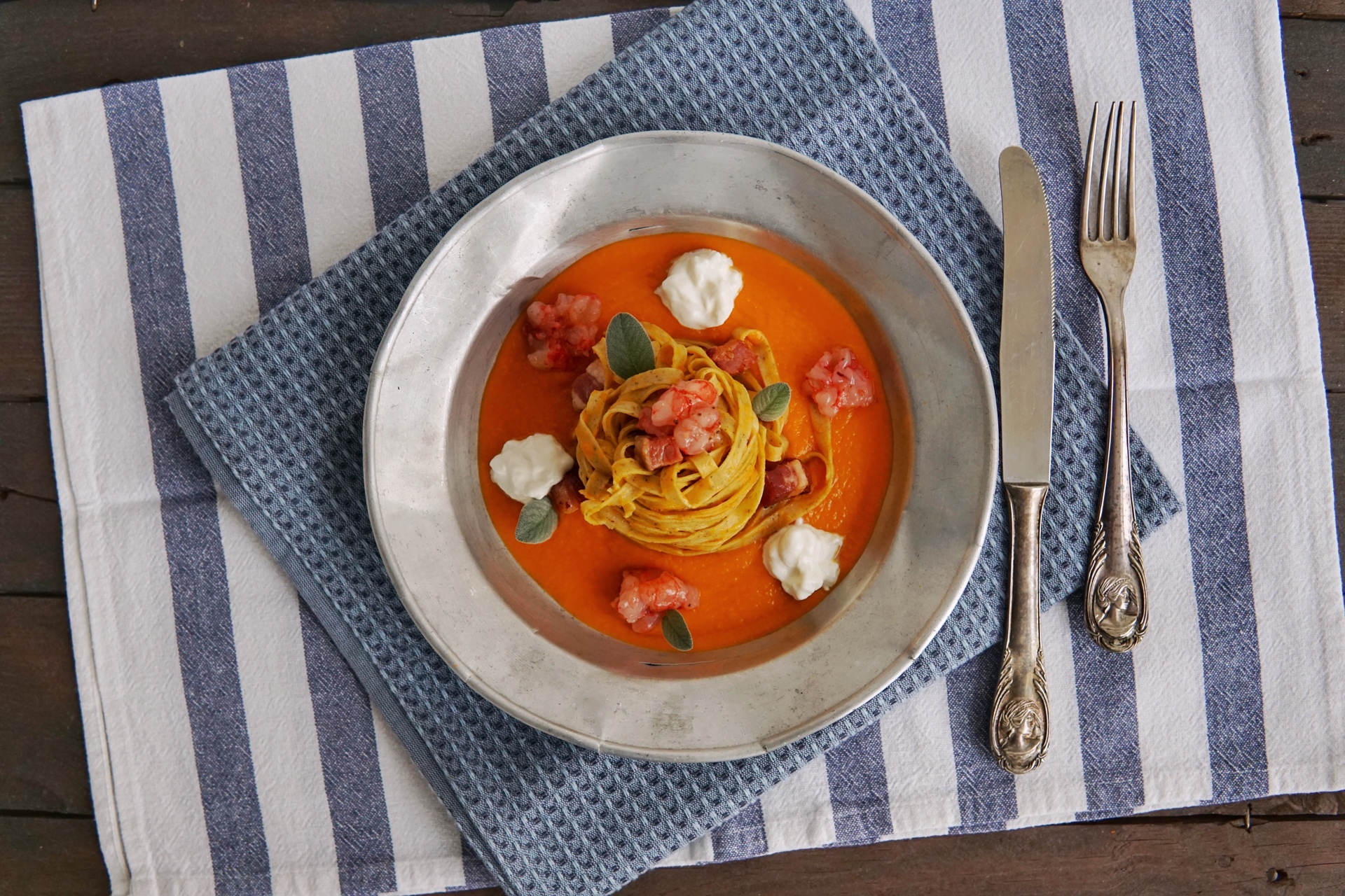 Tagliatelle con crema di zucca, tartare di gambero e stracciatella