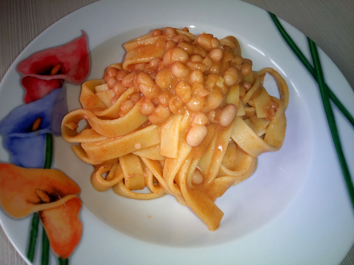 Tagliatelle con fagioli e paprika calabrese. un piatto povero ma ricco di gusto.