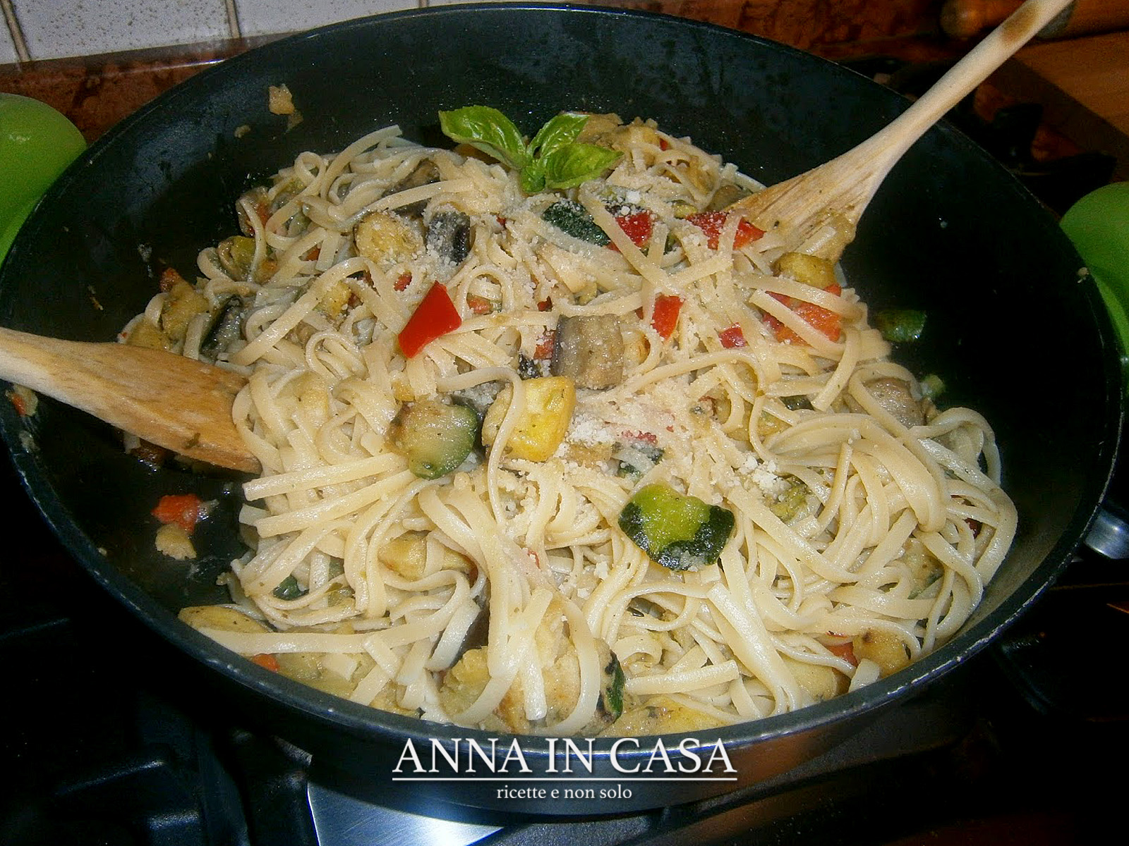 Tagliatelle con fantasia di verdure e pecorino