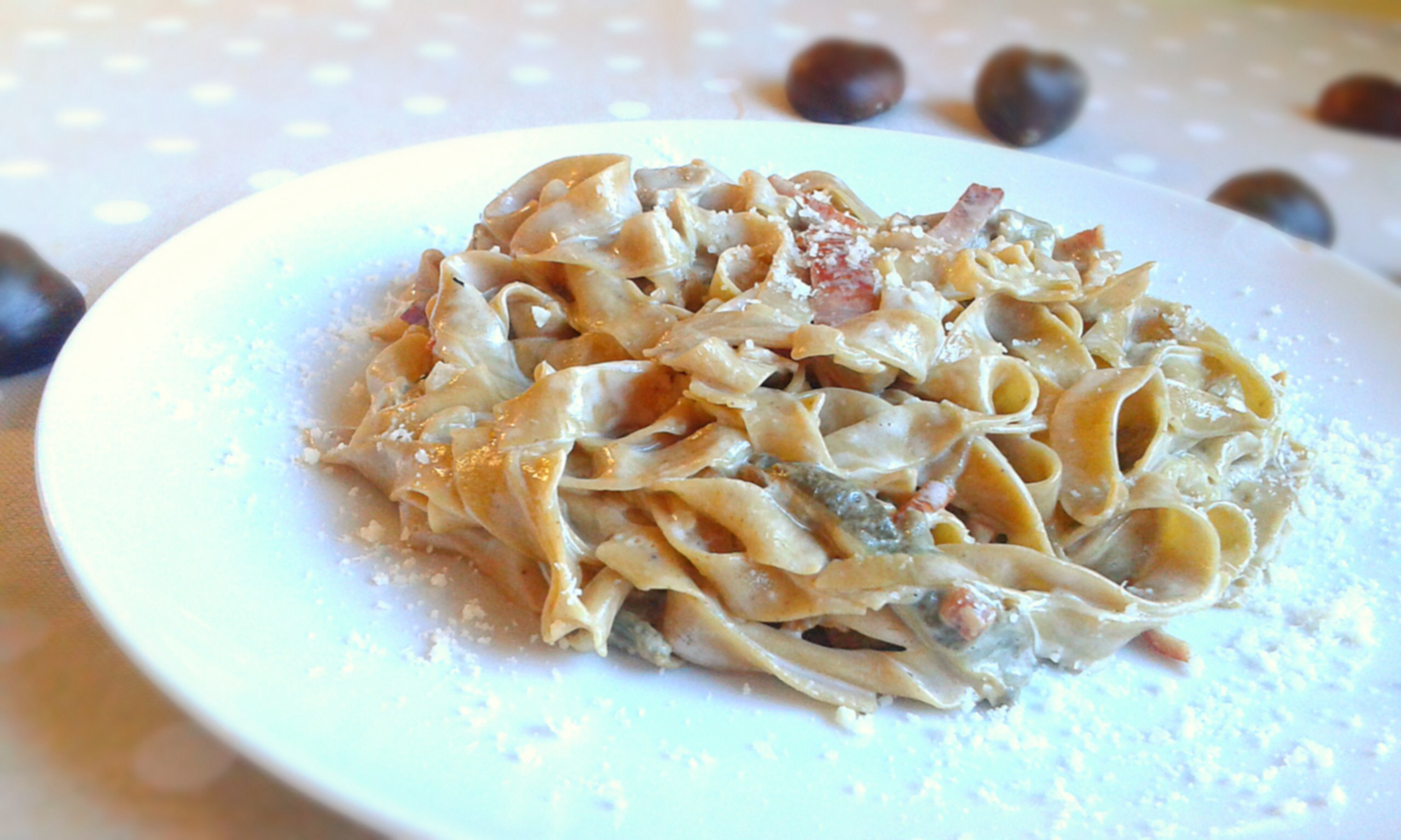 Tagliatelle con farina di castagne allo speck e funghi
