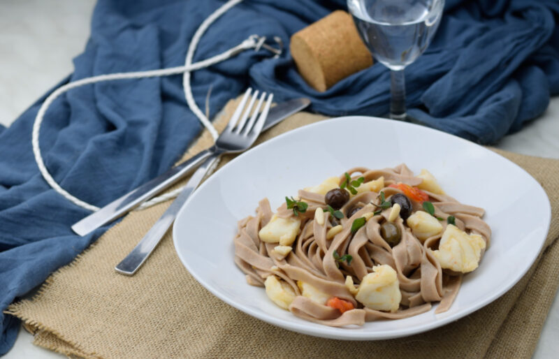 Tagliatelle con farina di farro e di castagne al baccalà