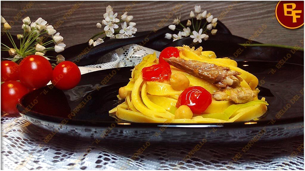 Tagliatelle con filetti di sgombro ceci e pomodorini