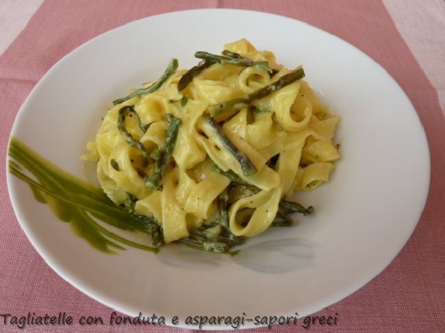 Tagliatelle con fonduta e asparagi