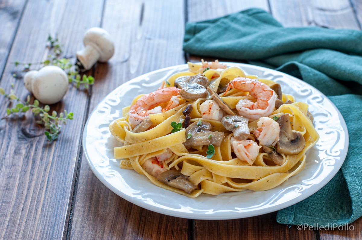 Tagliatelle con funghi e gamberi
