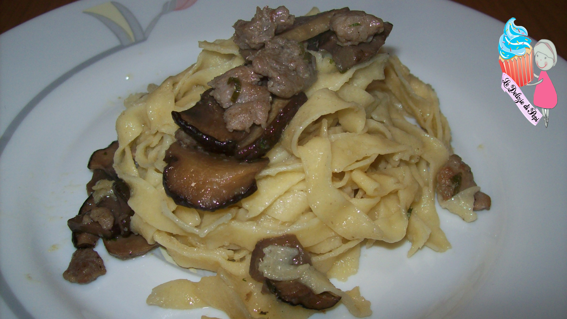 Tagliatelle con funghi e salsiccia