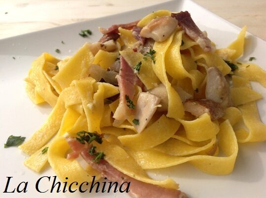 Tagliatelle con funghi, panna e speck