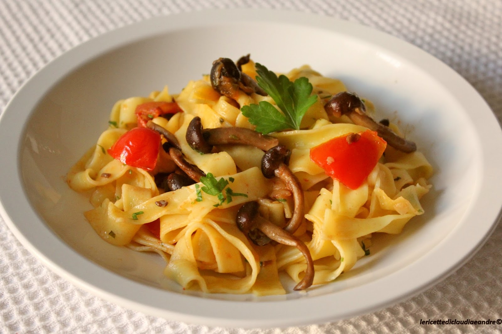 Tagliatelle con funghi pioppini e pomodori