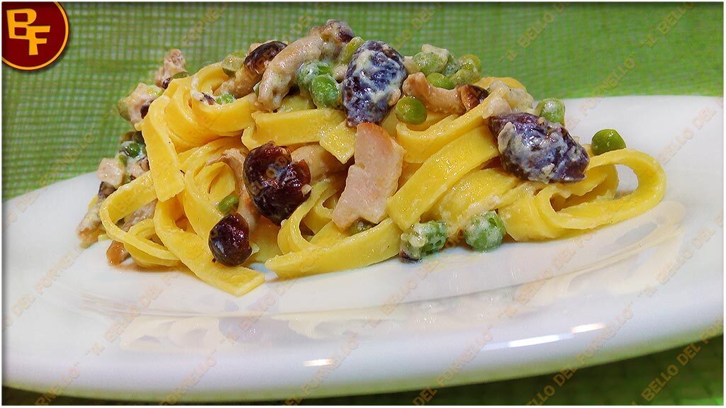 Tagliatelle con funghi pioppini piselli e fesa di tacchino
